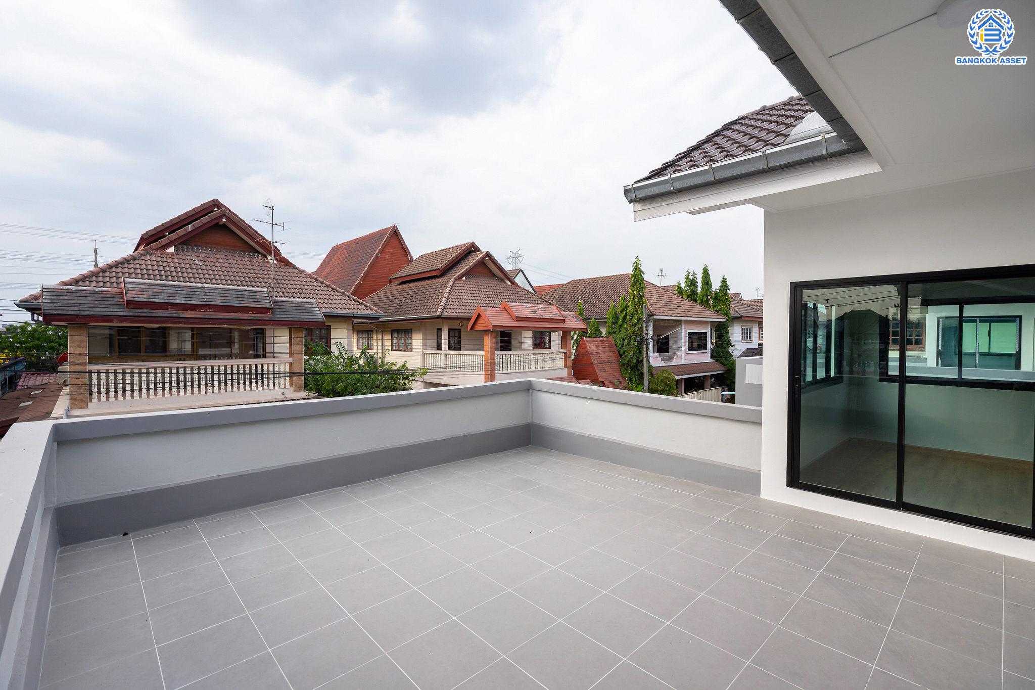 บ้านมือสองตกแต่งใหม่ ม.บูรพา12 ดอนเมือง บ้านเดี่ยว เนื้อที่ 50 ตร.ว. ฟังก์ชัน 4 ห้องนอน 2 ห้องน้ำ จอดรถได้ 2 คัน บนทำเลดีที่สุด ใกล้สนามบินดอนเมือง ทางด่วน "ศรีสมาน" และรถไฟฟ้าสายสีแดง "สถานีดอนเมือง"